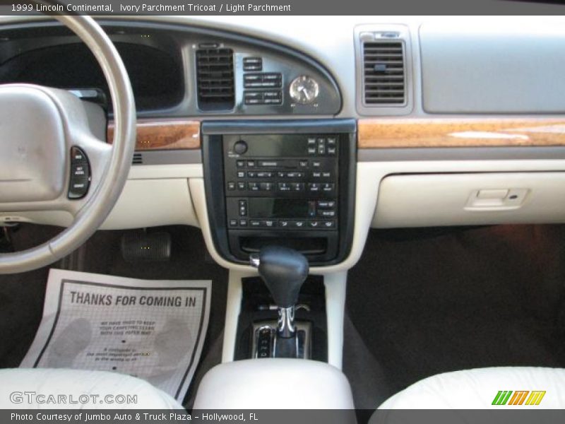 Ivory Parchment Tricoat / Light Parchment 1999 Lincoln Continental