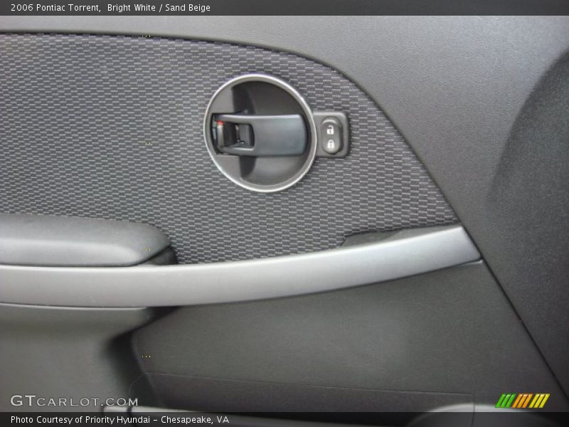 Bright White / Sand Beige 2006 Pontiac Torrent