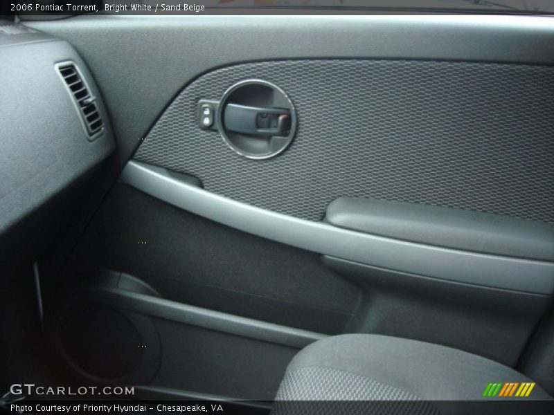 Bright White / Sand Beige 2006 Pontiac Torrent