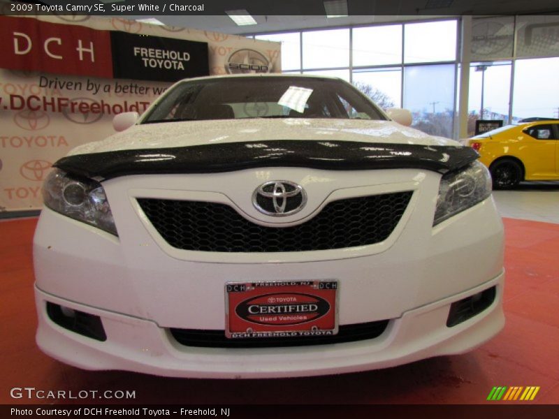 Super White / Charcoal 2009 Toyota Camry SE