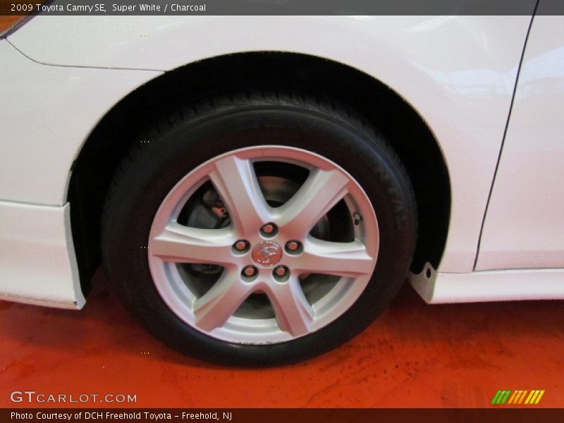 Super White / Charcoal 2009 Toyota Camry SE