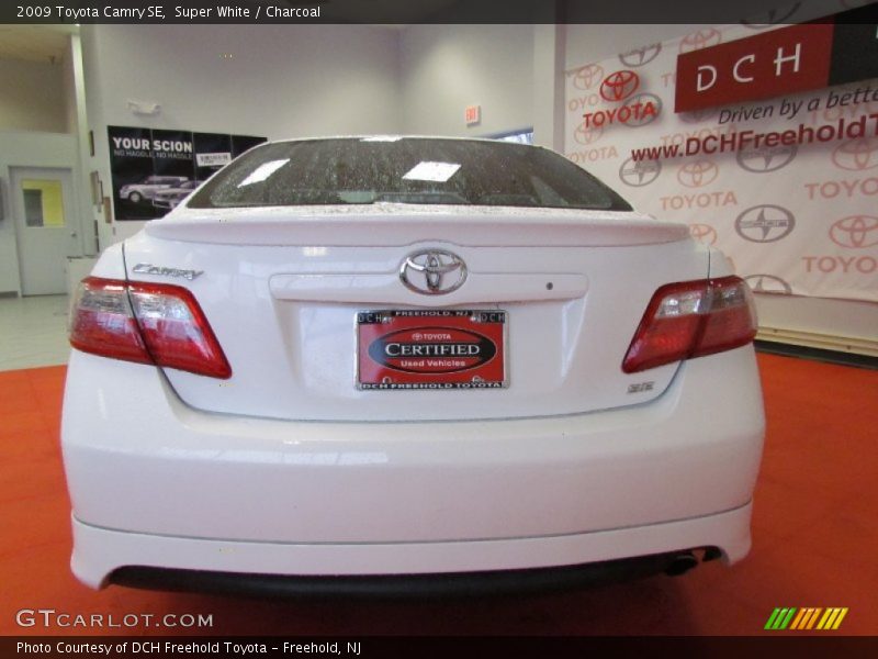 Super White / Charcoal 2009 Toyota Camry SE