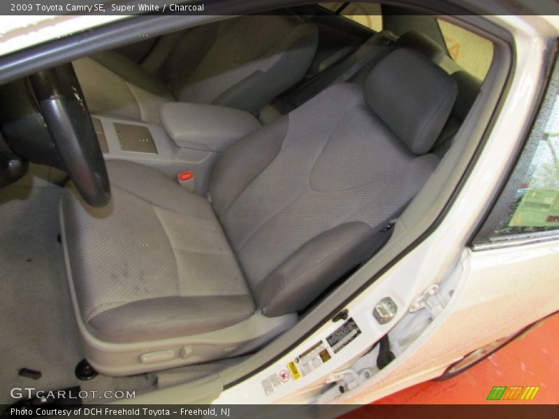 Super White / Charcoal 2009 Toyota Camry SE