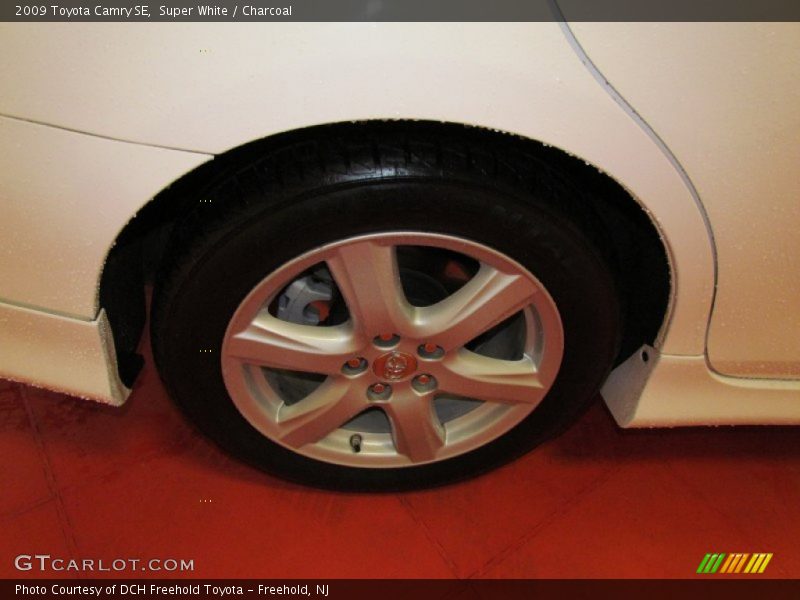Super White / Charcoal 2009 Toyota Camry SE