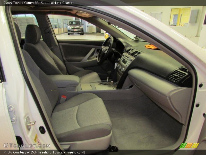 Super White / Charcoal 2009 Toyota Camry SE