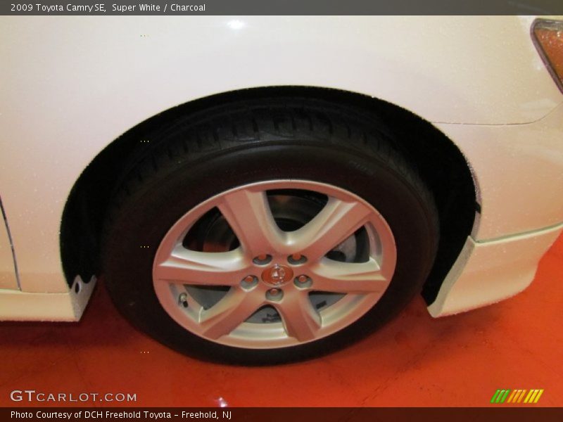 Super White / Charcoal 2009 Toyota Camry SE