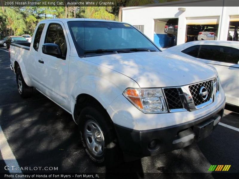 Avalanche White / Graphite 2006 Nissan Frontier XE King Cab