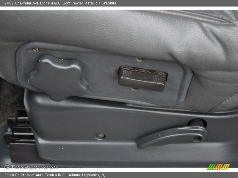 Light Pewter Metallic / Graphite 2002 Chevrolet Avalanche 4WD