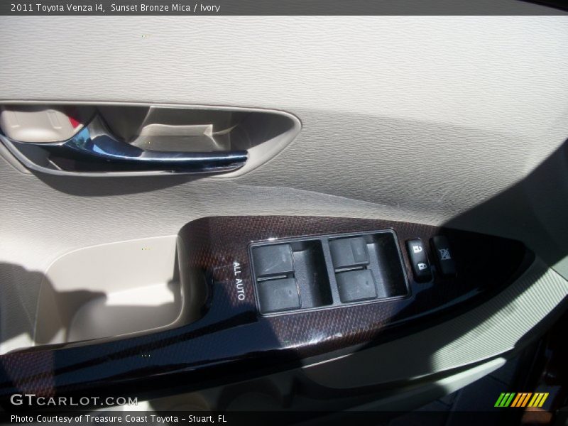 Sunset Bronze Mica / Ivory 2011 Toyota Venza I4