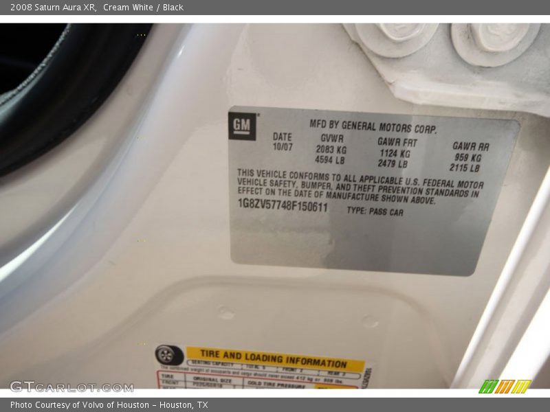 Cream White / Black 2008 Saturn Aura XR