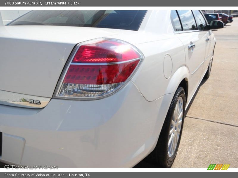 Cream White / Black 2008 Saturn Aura XR