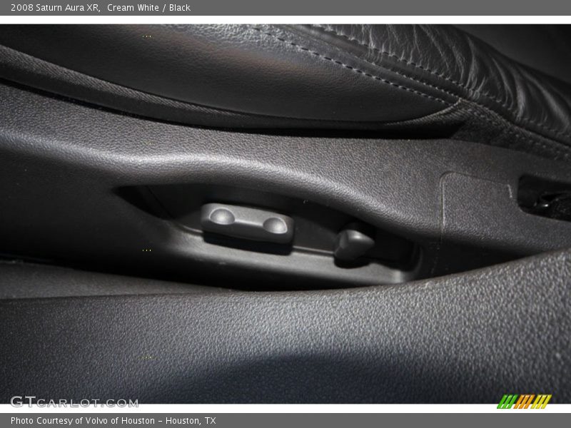 Cream White / Black 2008 Saturn Aura XR