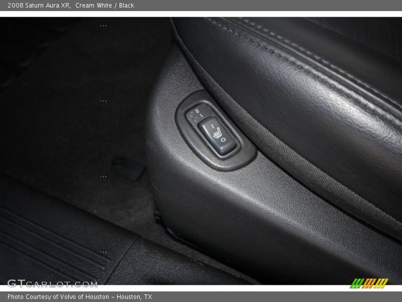 Cream White / Black 2008 Saturn Aura XR