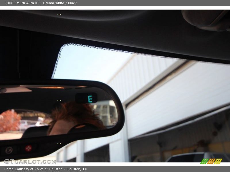 Cream White / Black 2008 Saturn Aura XR