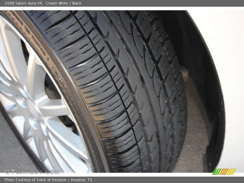 Cream White / Black 2008 Saturn Aura XR