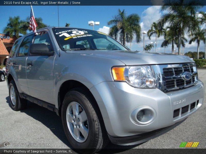 Front 3/4 View of 2010 Escape XLS