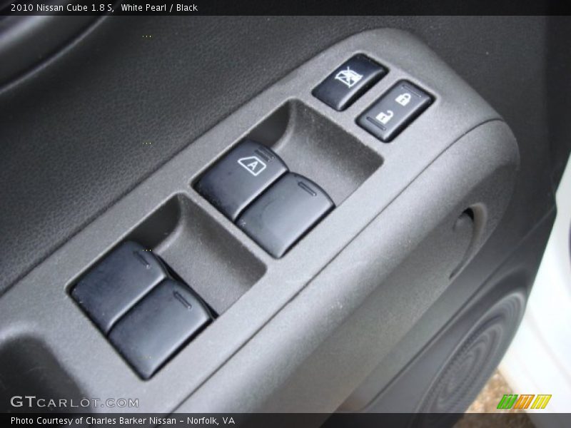 White Pearl / Black 2010 Nissan Cube 1.8 S