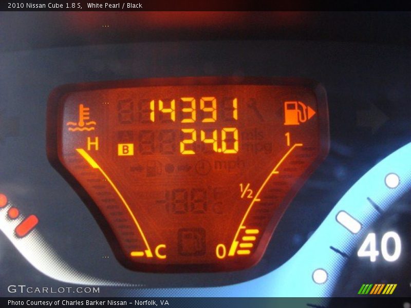 White Pearl / Black 2010 Nissan Cube 1.8 S