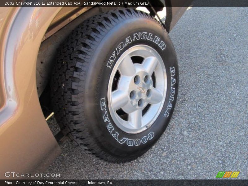 Sandalwood Metallic / Medium Gray 2003 Chevrolet S10 LS Extended Cab 4x4