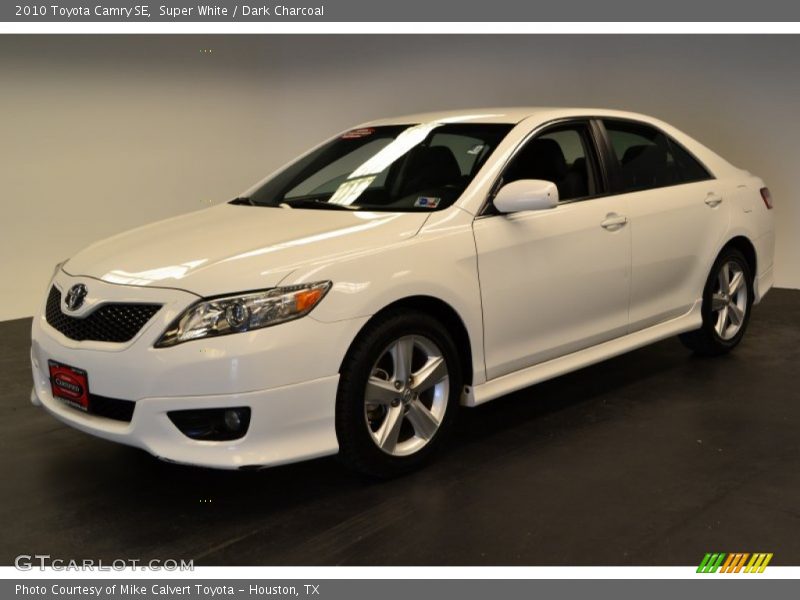 Front 3/4 View of 2010 Camry SE