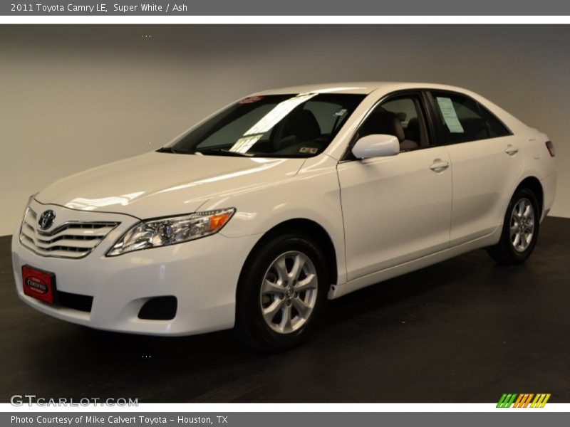 Front 3/4 View of 2011 Camry LE