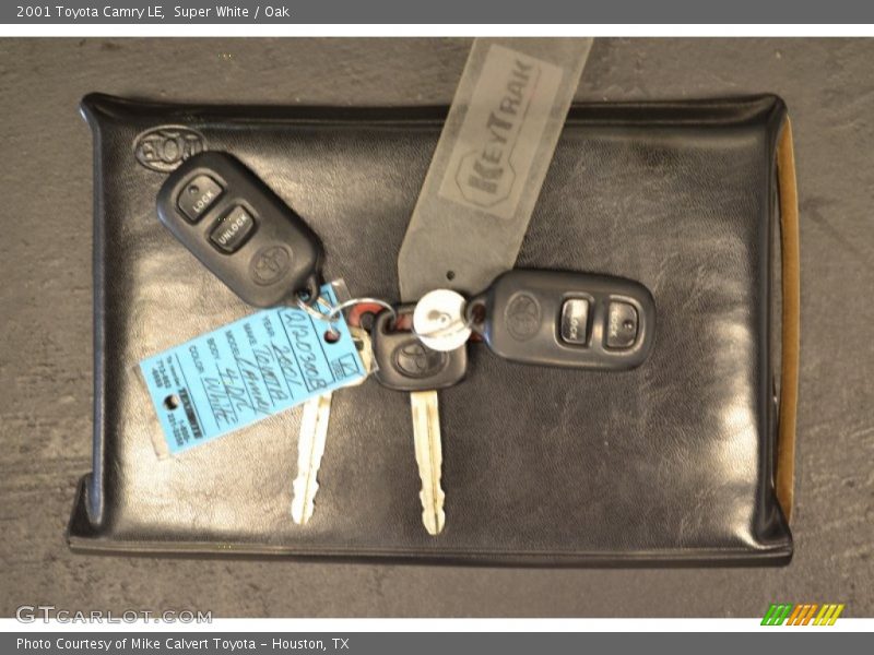 Super White / Oak 2001 Toyota Camry LE