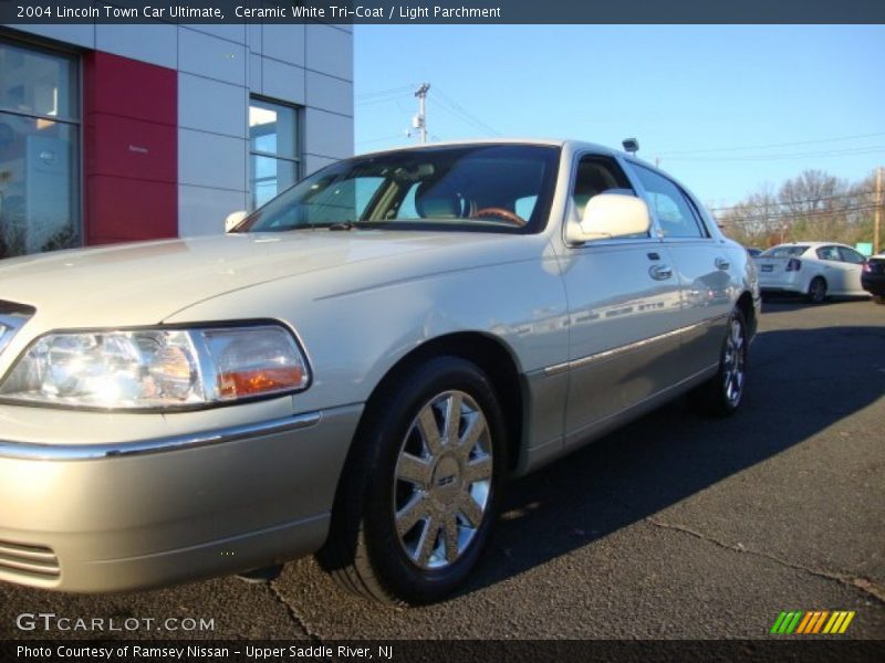 Ceramic White Tri-Coat / Light Parchment 2004 Lincoln Town Car Ultimate
