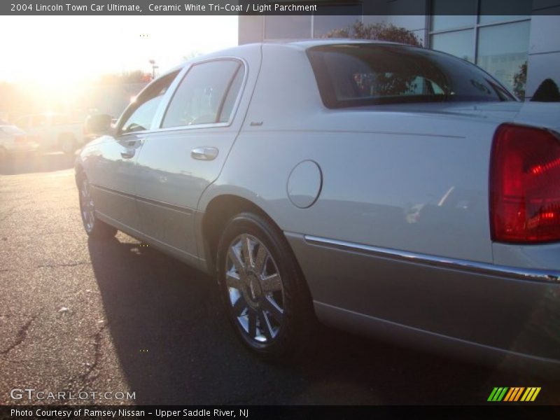 Ceramic White Tri-Coat / Light Parchment 2004 Lincoln Town Car Ultimate