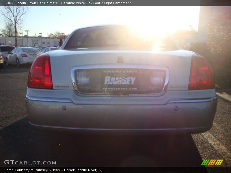 Ceramic White Tri-Coat / Light Parchment 2004 Lincoln Town Car Ultimate