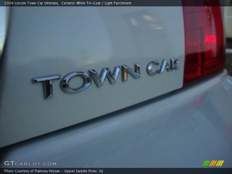 Ceramic White Tri-Coat / Light Parchment 2004 Lincoln Town Car Ultimate