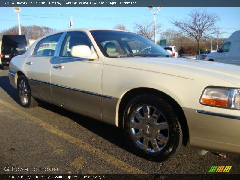 Ceramic White Tri-Coat / Light Parchment 2004 Lincoln Town Car Ultimate