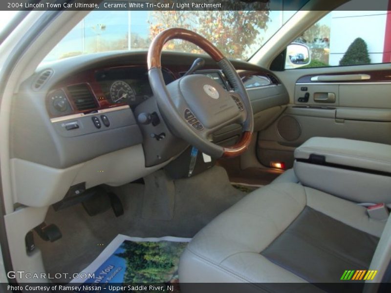 Ceramic White Tri-Coat / Light Parchment 2004 Lincoln Town Car Ultimate
