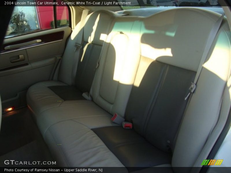 Ceramic White Tri-Coat / Light Parchment 2004 Lincoln Town Car Ultimate