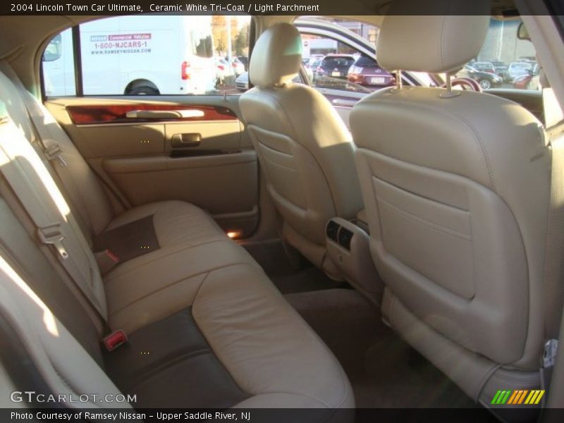 Ceramic White Tri-Coat / Light Parchment 2004 Lincoln Town Car Ultimate