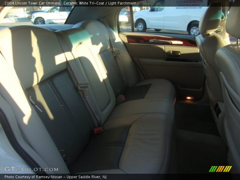 Ceramic White Tri-Coat / Light Parchment 2004 Lincoln Town Car Ultimate