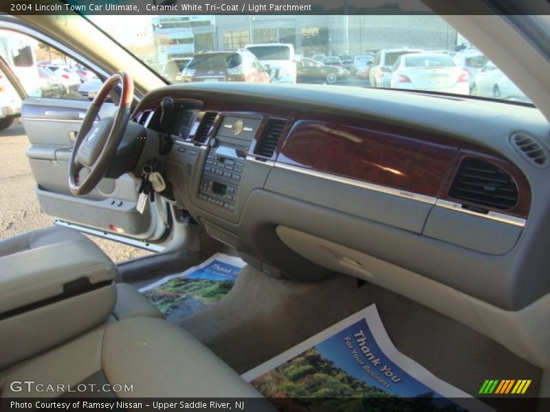 Ceramic White Tri-Coat / Light Parchment 2004 Lincoln Town Car Ultimate