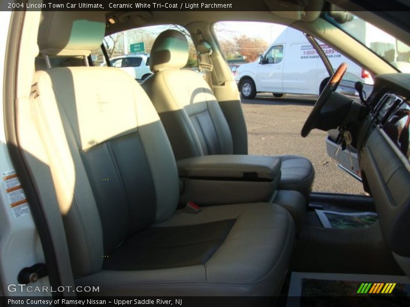 Ceramic White Tri-Coat / Light Parchment 2004 Lincoln Town Car Ultimate