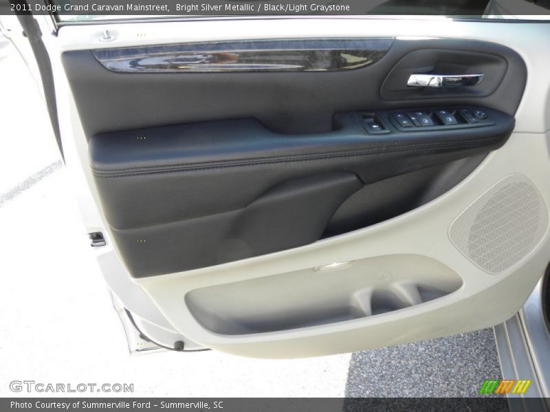Bright Silver Metallic / Black/Light Graystone 2011 Dodge Grand Caravan Mainstreet