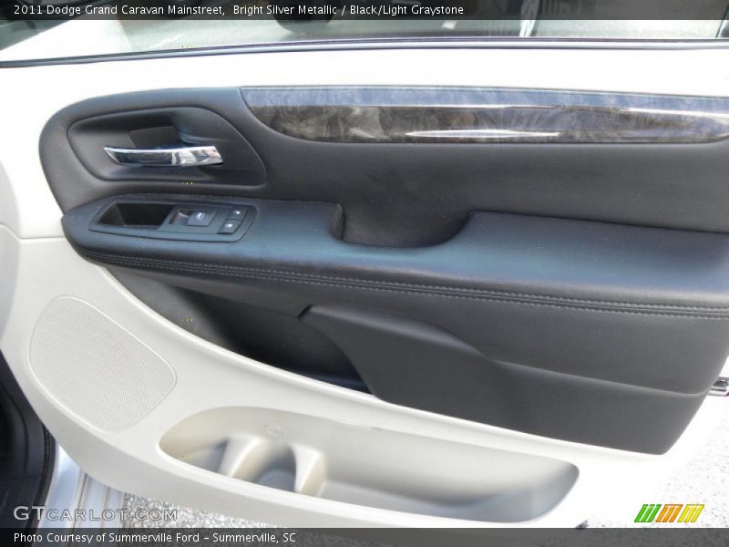 Bright Silver Metallic / Black/Light Graystone 2011 Dodge Grand Caravan Mainstreet