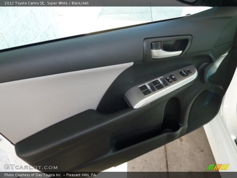 Super White / Black/Ash 2012 Toyota Camry SE