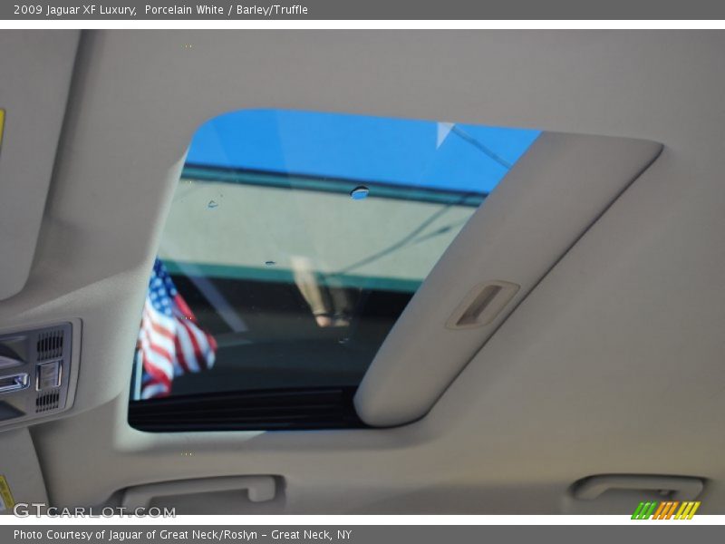 Porcelain White / Barley/Truffle 2009 Jaguar XF Luxury