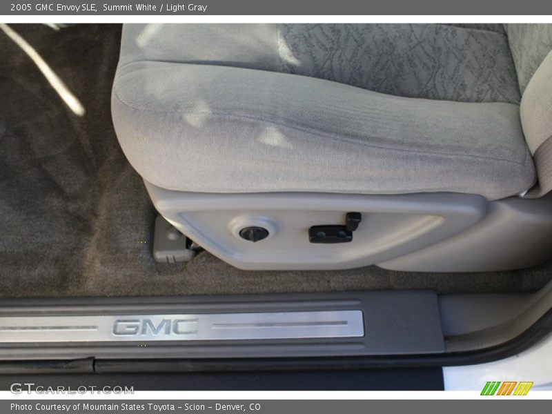 Summit White / Light Gray 2005 GMC Envoy SLE
