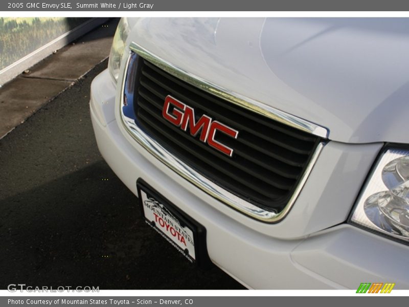 Summit White / Light Gray 2005 GMC Envoy SLE