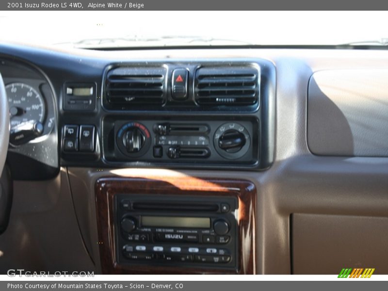 Alpine White / Beige 2001 Isuzu Rodeo LS 4WD