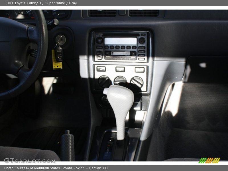 Super White / Gray 2001 Toyota Camry LE