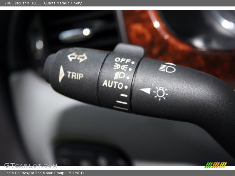 Quartz Metallic / Ivory 2005 Jaguar XJ XJ8 L
