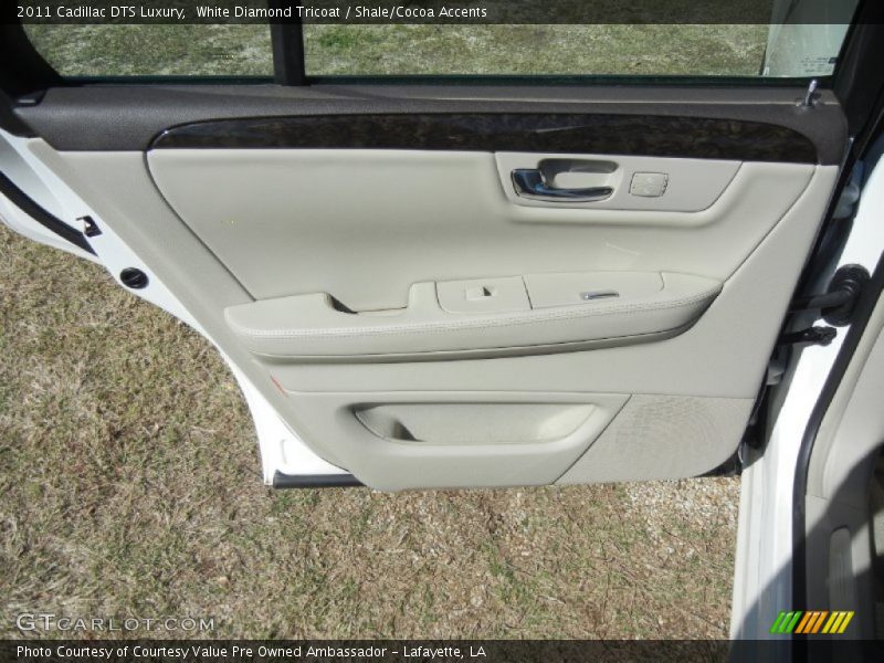 White Diamond Tricoat / Shale/Cocoa Accents 2011 Cadillac DTS Luxury