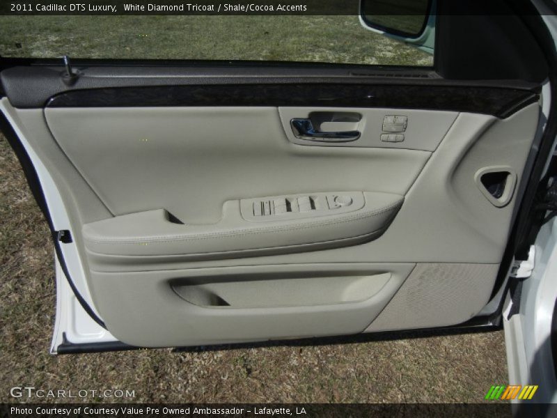 White Diamond Tricoat / Shale/Cocoa Accents 2011 Cadillac DTS Luxury