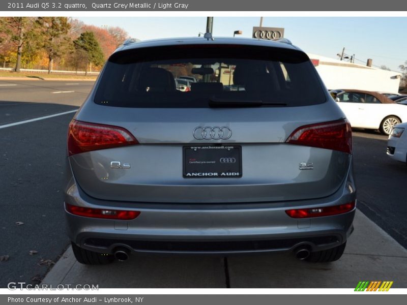 Quartz Grey Metallic / Light Gray 2011 Audi Q5 3.2 quattro