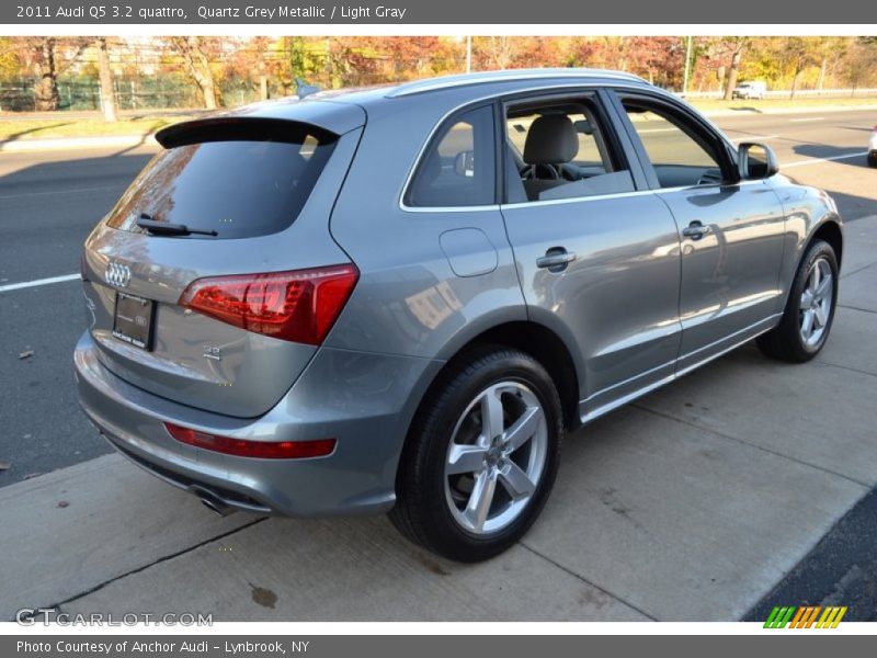 Quartz Grey Metallic / Light Gray 2011 Audi Q5 3.2 quattro